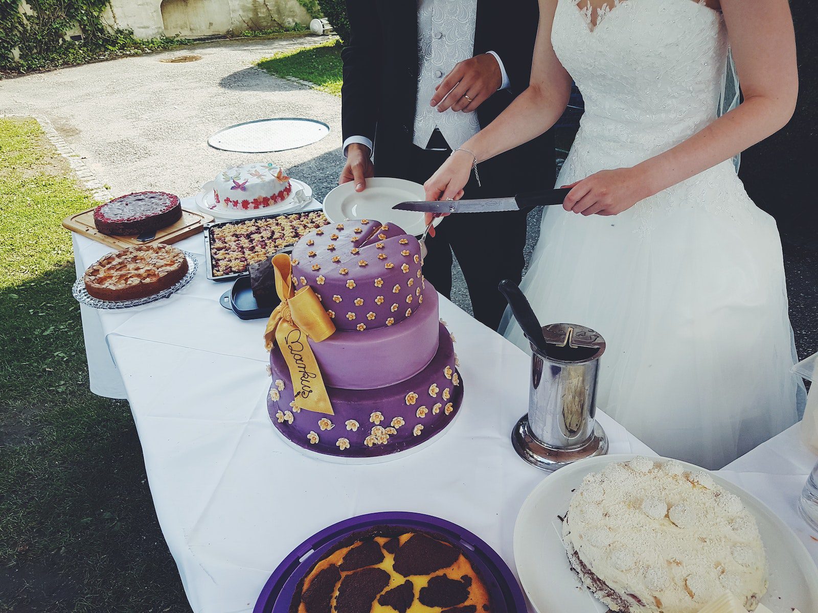 How Much Cake Do You Need for Your Wedding?